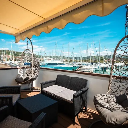 Floating Sea House Panther Superior