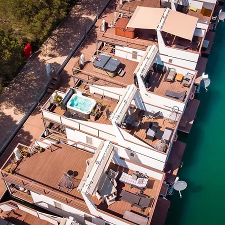 Apartment Floating Sea House Panther Superior *