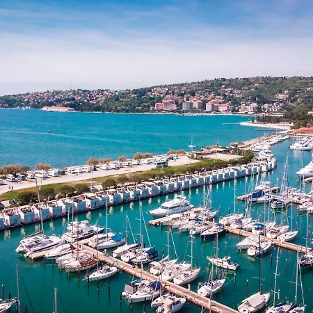 Floating Sea House Panther Superior *