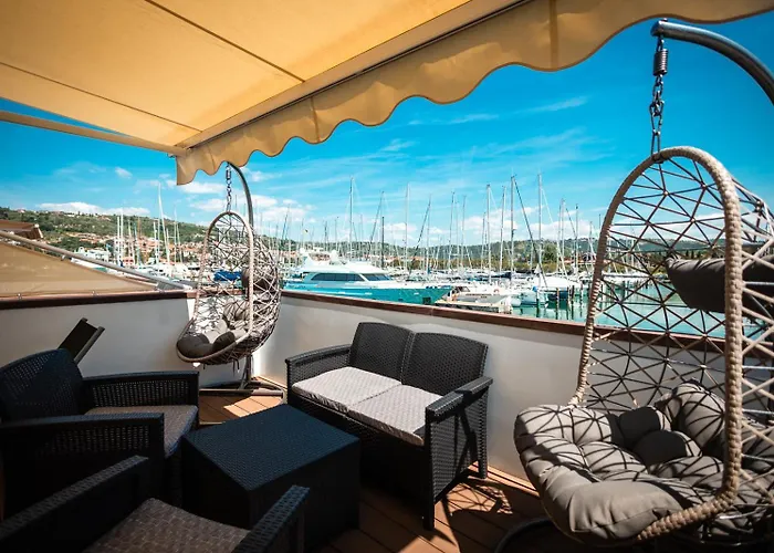 Floating Sea House Panther Superior